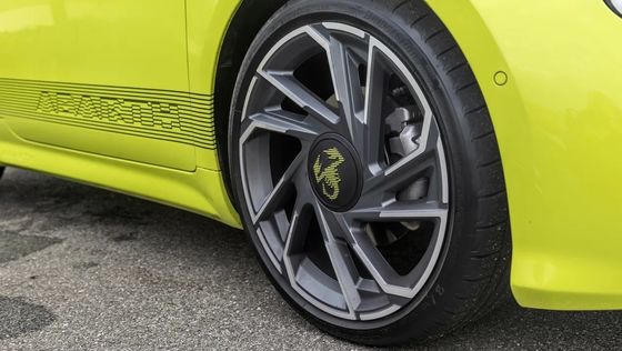 Γλυκό και σπορ στο Abarth 500e Hot Hatchback Ηλεκτρικό αυτοκίνητο όσο διασκεδαστικό όσο η βενζίνη 152P.S.