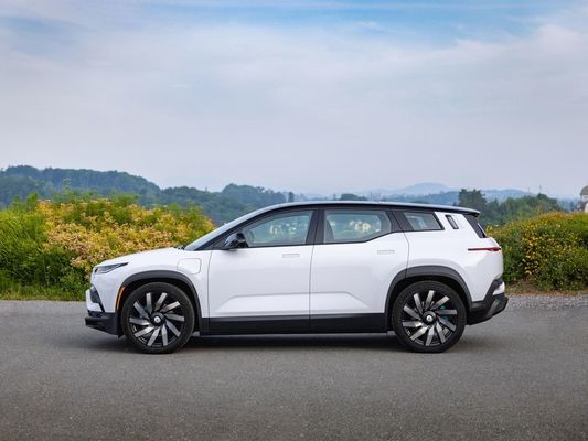 χαρακτηριστικό επιθυμητό ηλεκτρικό SUV της οικογένειας ηλεκτρικών SUV Fisker Ocean με ισχύ 556bhp/737Nm