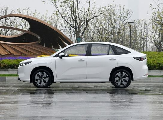 Καθαρό ηλεκτρικό όχημα Geely Cao Cao 60 EV με εναλλασσόμενες μπαταρίες και εμβέλεια 415 Km & 150km / h υψηλής ταχύτητας γρήγορη φόρτιση