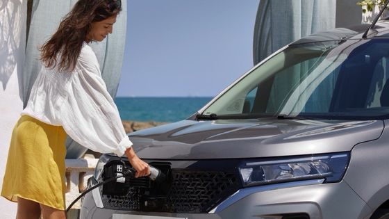 Η άνετη θέση οδήγησης και η πρακτική καμπίνα με καλή αξία Nissan Townstar MPV Pure Ev με WLTP 285km